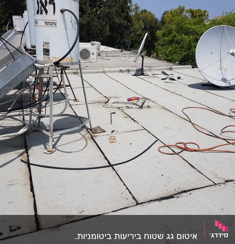 גג עם יריעות איטום, כבלים וכלים